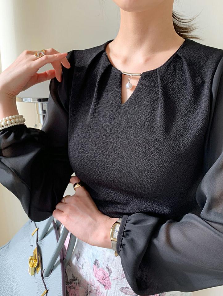 Vスリットフェイクパールブラウス・全3色・t00157 レディース 【bl】トップス ブラウス 長袖 パール Vネック カットアウト タック シンプル パフスリーブ パフ袖 フェミニン 大人 きれいめ オフィスカジュアル 春 秋 韓国ファッション ハイホリHIHOLLI