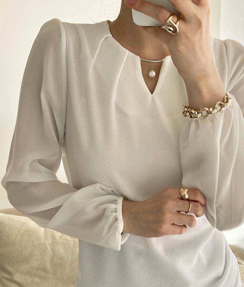 Vスリットフェイクパールブラウス・全3色・t00157 レディース 【bl】トップス ブラウス 長袖 パール Vネック カットアウト タック シンプル パフスリーブ パフ袖 フェミニン 大人 きれいめ オフィスカジュアル 春 秋 韓国ファッション ハイホリHIHOLLI