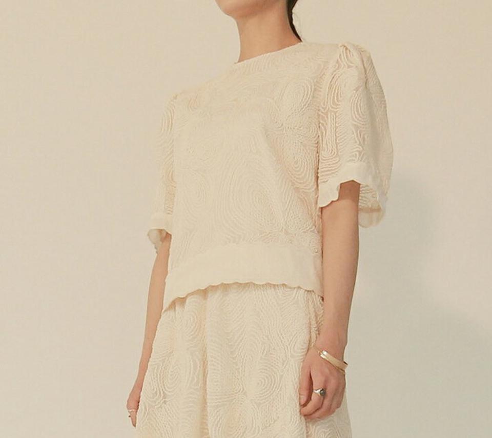 【送料無料】花柄レース半袖ブラウス・全2色・a71779 レディース 【bl】 トップス ブラウス 半袖 ラウンドネック パフスリーブ レース 花柄 フラワー フローラル シンプル かわいい カジュアル フェミニン 秋 冬 韓国ファッション ハイホリHIHOLLI