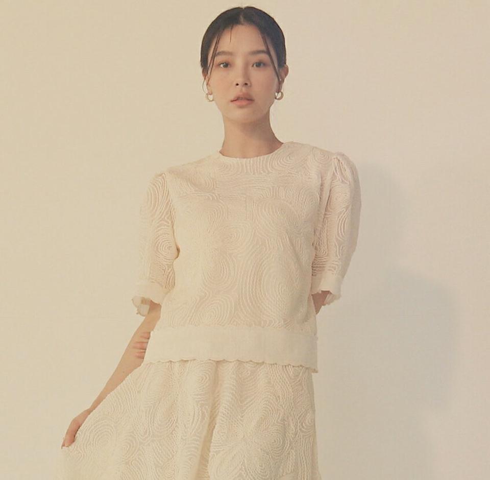 【送料無料】花柄レース半袖ブラウス・全2色・a71779 レディース 【bl】 トップス ブラウス 半袖 ラウンドネック パフスリーブ レース 花柄 フラワー フローラル シンプル かわいい カジュアル フェミニン 秋 冬 韓国ファッション ハイホリHIHOLLI