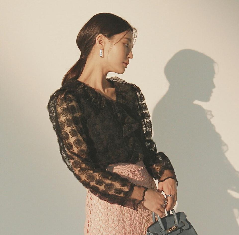 【送料無料】パフVネックシアーブラウス・全2色・a00165 レディース 【bl】 トップス ブラウス 長袖 Vネック シアー シースルー 花柄 フラワー フローラル シンプル かわいい カジュアル 大人 フェミニン 秋 冬 韓国ファッション ハイホリHIHOLLI