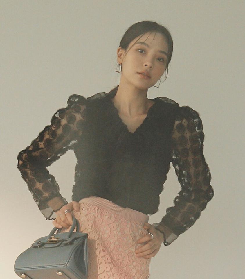 【送料無料】パフVネックシアーブラウス・全2色・a00165 レディース 【bl】 トップス ブラウス 長袖 Vネック シアー シースルー 花柄 フラワー フローラル シンプル かわいい カジュアル 大人 フェミニン 秋 冬 韓国ファッション ハイホリHIHOLLI