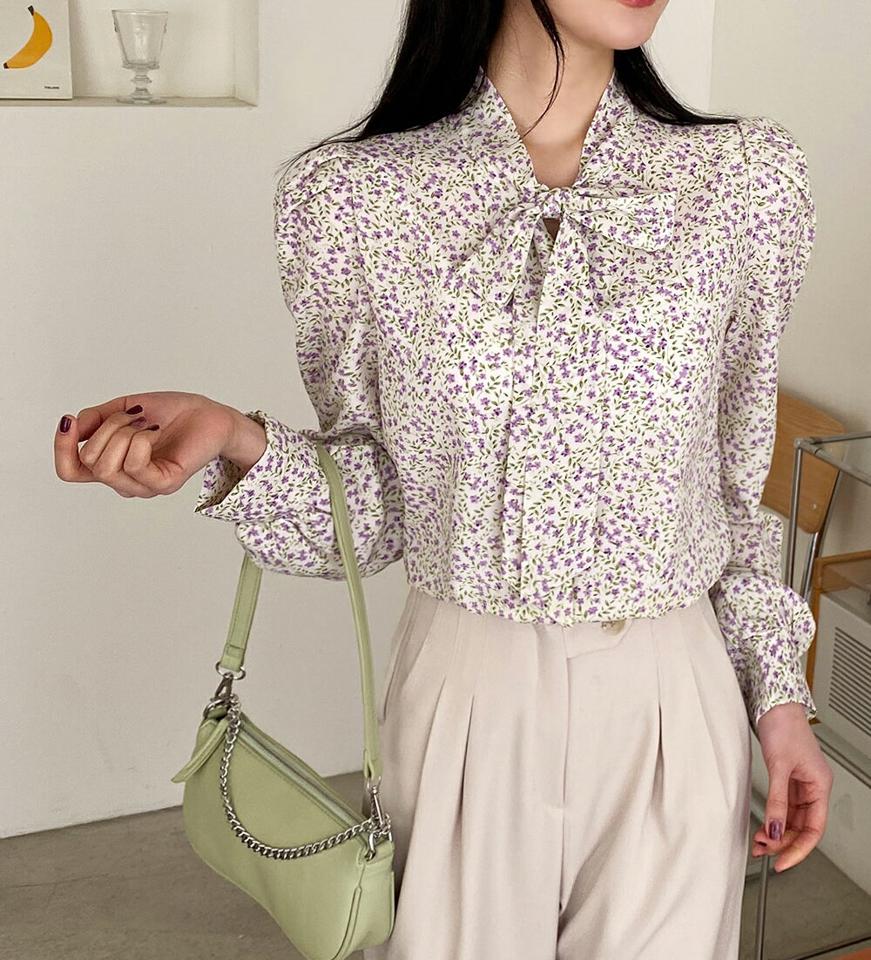 フローラルタイブラウス・全3色・t02087 レディース 【bl】トップス ブラウス ボウタイ リボン 長袖 パフ 春 秋 冬 花柄 フラワー かわいい 可愛い 上品 大人っぽ きれいめ スリットネック タック パフ袖 韓国ファッション
