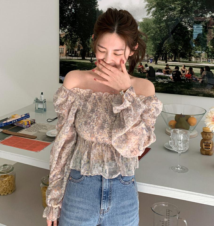 【スーパーセール特価】2WAY花柄シャーリングブラウス・全3色・t00211 レディース 【bl】ブラウス トップス 長袖 花柄 シャーリング パフスリーブ オフショル デコルテ 鎖骨 フリル ピンク 華やか シアー 透け感 クロップド丈 春 夏 ガーリー 韓国ファッション