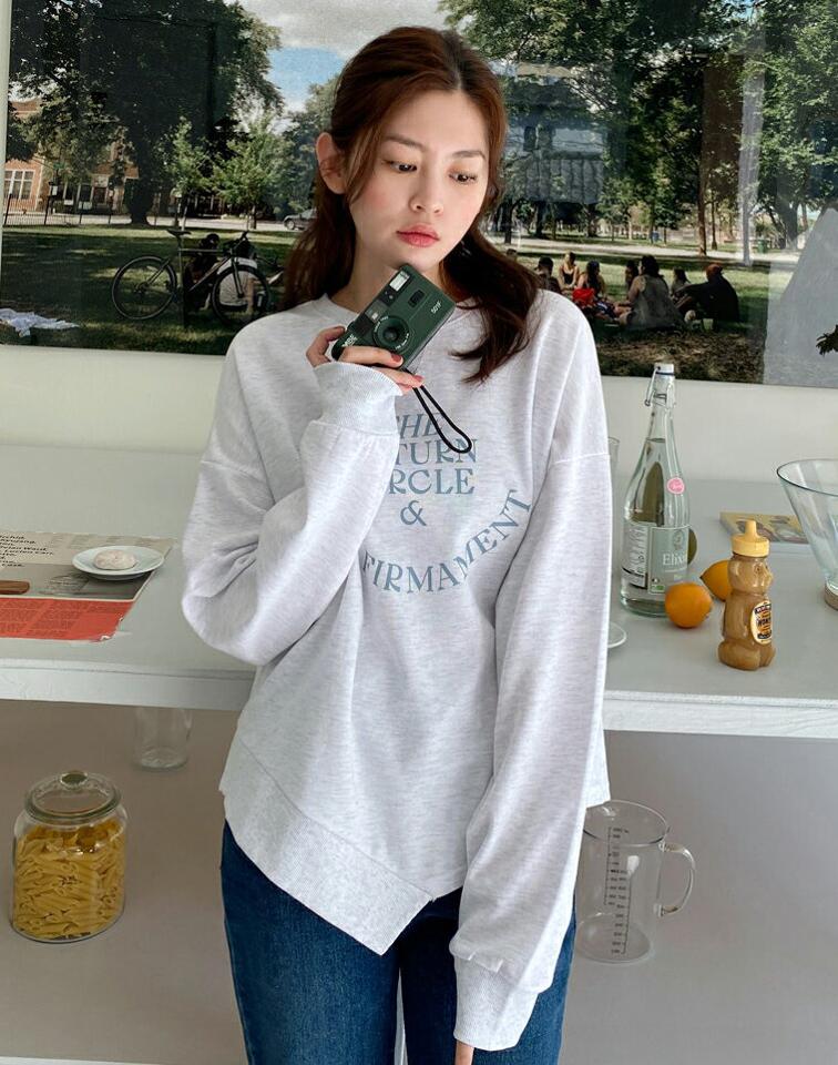 アシメヘムレタリングスウェット・全3色・b00207 レディース 【tops】トップス スウェット ラフ 水色 トレーナー かわいい 長袖 レタリング ロゴ カジュアル ゆったり 片落ち ロゴT 秋 冬 韓国ファッション