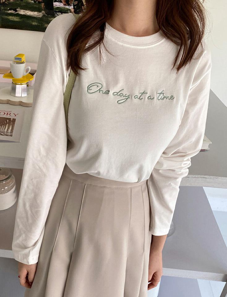 刺?長袖Tシャツ・全3色・t00204 レディース 【tops】トップス ロンT 長袖 刺繍 レタリング ロゴ ロゴT 秋 冬 春 Tシャツ 筆記体 かわいい 可愛い シンプル カジュアル 韓国ファッション