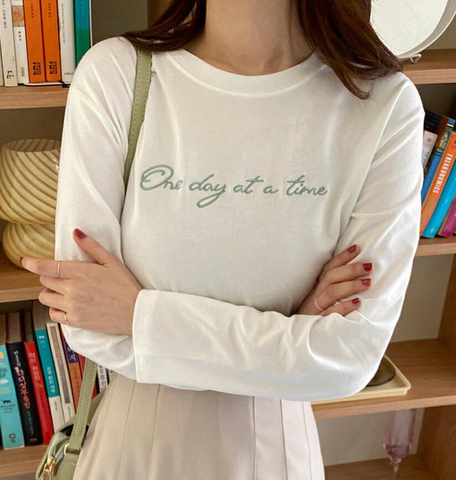 刺?長袖Tシャツ・全3色・t00204 レディース 【tops】トップス ロンT 長袖 刺繍 レタリング ロゴ ロゴT 秋 冬 春 Tシャツ 筆記体 かわいい 可愛い シンプル カジュアル 韓国ファッション