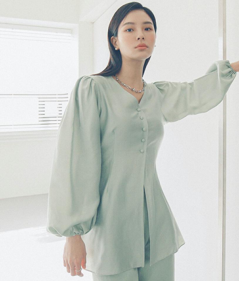 Vネックスリットブラウス・全3色・t00193 レディース 【bl】トップス ブラウス 長袖 スリット Vネック 単色 無地 シンプル フェミニン 光沢感 ツヤ なめらか 大人 上品 きれいめ パステル 春 秋 韓国ファッション ハイホリHIHOLLI