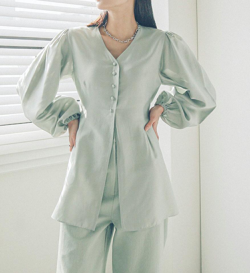 Vネックスリットブラウス・全3色・t00193 レディース 【bl】トップス ブラウス 長袖 スリット Vネック 単色 無地 シンプル フェミニン 光沢感 ツヤ なめらか 大人 上品 きれいめ パステル 春 秋 韓国ファッション ハイホリHIHOLLI