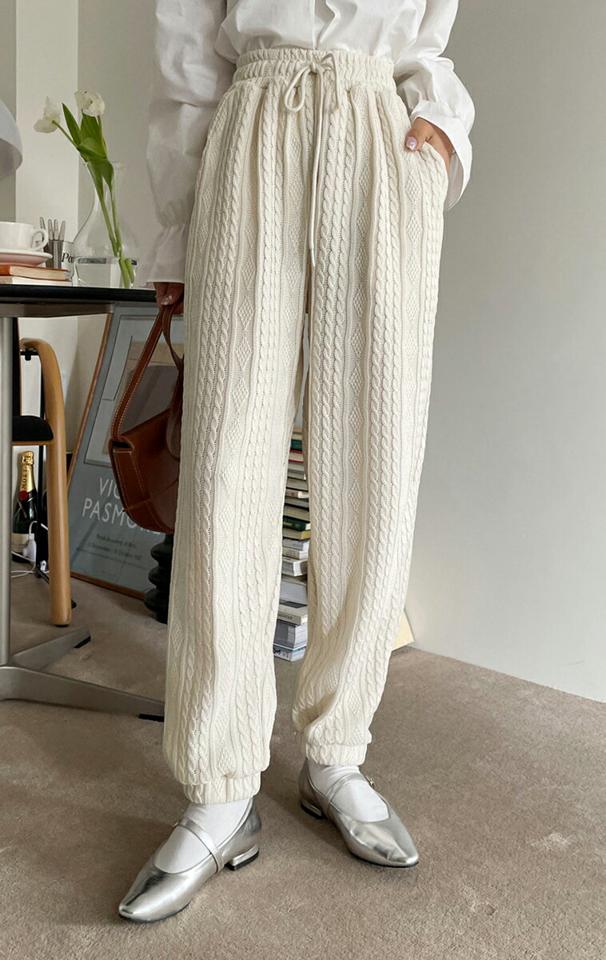 ケーブルニットジョガーパンツ・全2色・t65481 レディース 【pt】パンツ ロング ニット ジョガー ケーブル 編み 柄 秋 冬 暖かい あたたかい ウエストゴム 楽ちん カジュアル パステル クリーム ホワイト ネイビー 白 紺 韓国ファッション