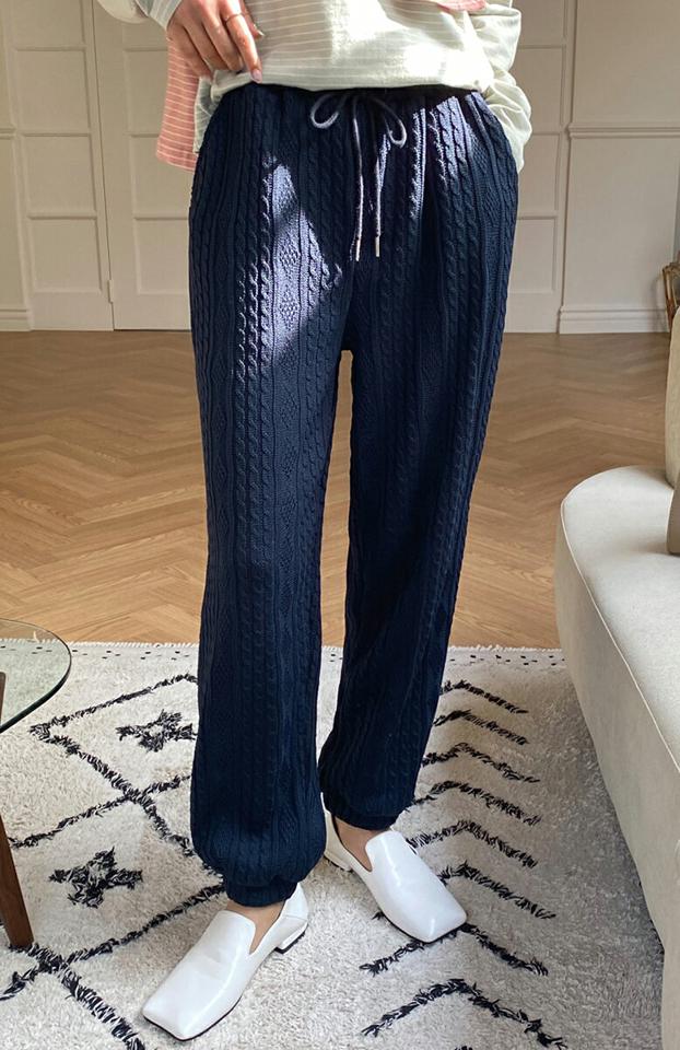 ケーブルニットジョガーパンツ・全2色・t65481 レディース 【pt】パンツ ロング ニット ジョガー ケーブル 編み 柄 秋 冬 暖かい あたたかい ウエストゴム 楽ちん カジュアル パステル クリーム ホワイト ネイビー 白 紺 韓国ファッション