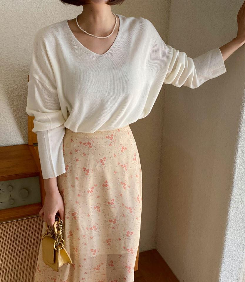 Vネックルーズニット・全5色・t00424 レディース 【tops】トップス 長袖 ニット Vネック 単色 シンプル 無地 ラフ ゆったり 肩落ち ルーズフィット 秋 冬 パステル 鎖骨 デコルテ見せ フェミニン カジュアル 韓国ファッション