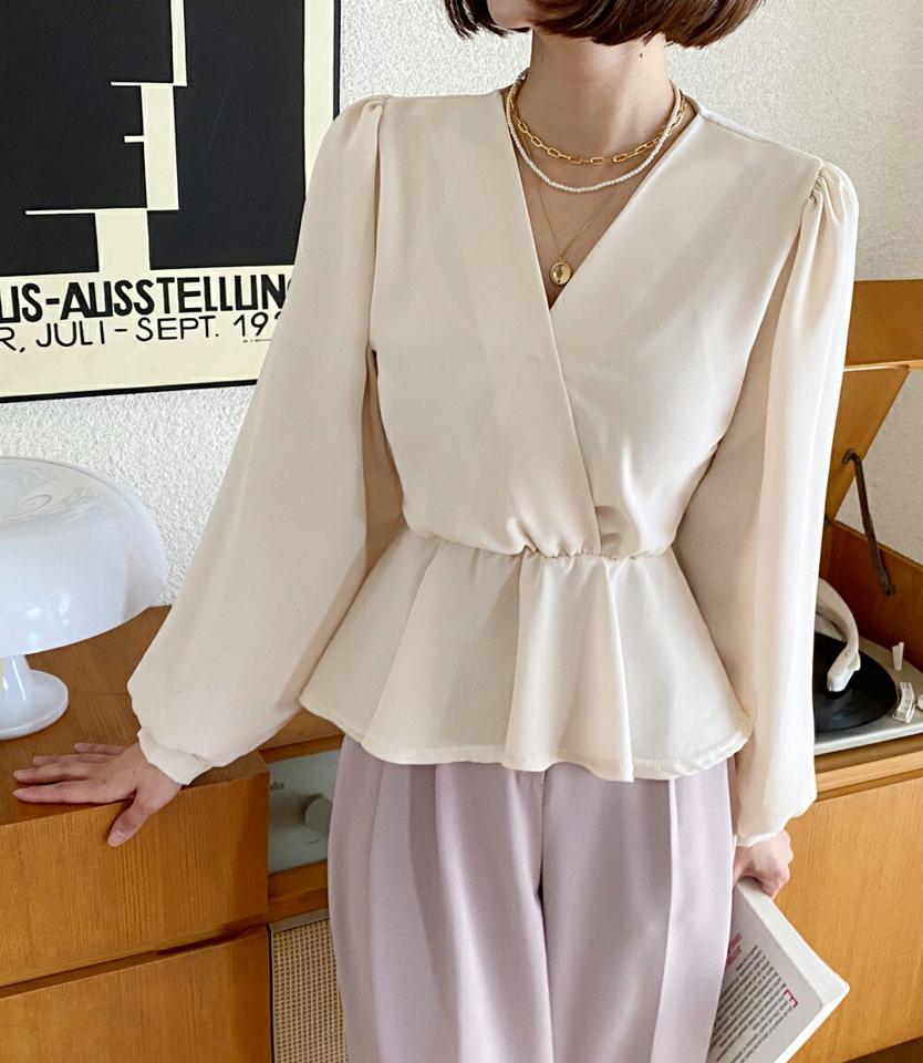 カシュクールリボンペプラムブラウス・全4色・t00458 レディース 【bl】トップス ブラウス 長袖 Vネック 単色 無地 パフスリーブ パフ袖 ペプラム リボン 春 秋 冬 ウエストマーク 鎖骨 デコルテ見せ オフィスカジュアル パステル 韓国ファッション