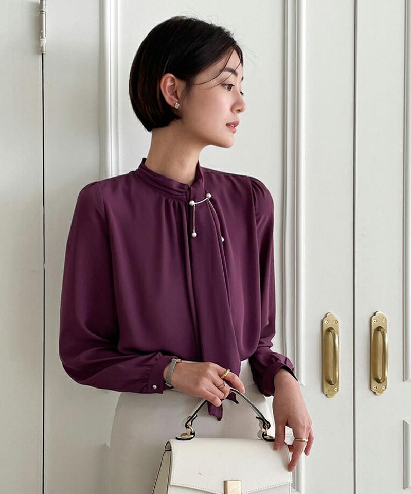【マラソン特価】フェイクパールブローチ付タイブラウス・全4色・b00227 レディース 【bl】トップス ブラウス 長袖 ボウタイ 襟コン パール 上品 大人 オフィス デコラティブ オケージョン パープル 紫 モックネック 春 秋 ワンホン 韓国ファッション ハイホリHIHOLLI