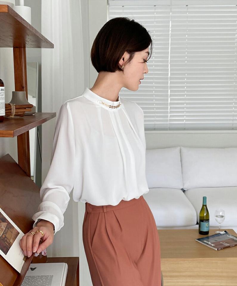 チェーンタックブラウス・全2色・t00226 レディース 【bl】トップス ブラウス 長袖 タック 単色 シンプル フェミニン 上品 襟コン チェーン ハーフネック 大人 春 秋 韓国ファッション ハイホリHIHOLLI