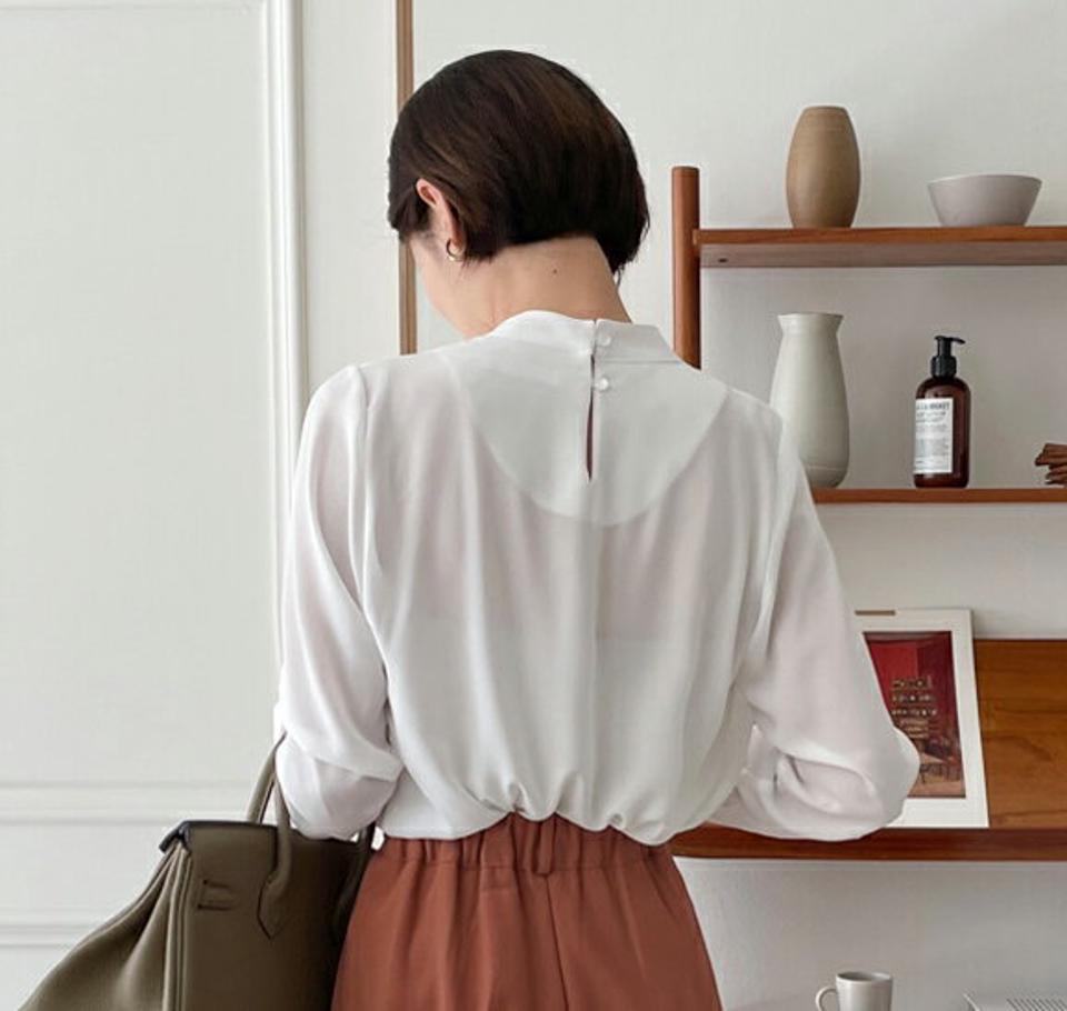 チェーンタックブラウス・全2色・t00226 レディース 【bl】トップス ブラウス 長袖 タック 単色 シンプル フェミニン 上品 襟コン チェーン ハーフネック 大人 春 秋 韓国ファッション ハイホリHIHOLLI