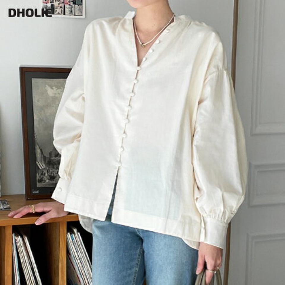 Vネックくるみボタンブラウス・全2色・b00225 レディース 【bl】トップス ブラウス 長袖 くるみボタン 単色 無地 シンプル ナチュラル ボリューム袖 袖コン コットン かわいい 可愛い 大人 ゆったり 春 秋 韓国ファッション ハイホリHIHOLLI