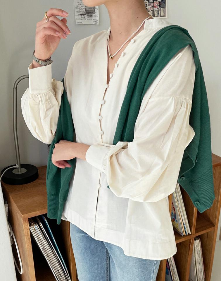 Vネックくるみボタンブラウス・全2色・b00225 レディース 【bl】トップス ブラウス 長袖 くるみボタン 単色 無地 シンプル ナチュラル ボリューム袖 袖コン コットン かわいい 可愛い 大人 ゆったり 春 秋 韓国ファッション ハイホリHIHOLLI