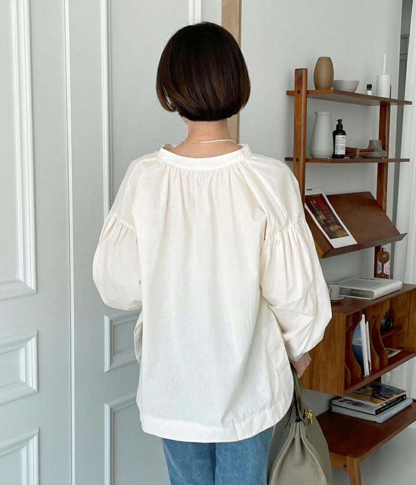 Vネックくるみボタンブラウス・全2色・b00225 レディース 【bl】トップス ブラウス 長袖 くるみボタン 単色 無地 シンプル ナチュラル ボリューム袖 袖コン コットン かわいい 可愛い 大人 ゆったり 春 秋 韓国ファッション ハイホリHIHOLLI