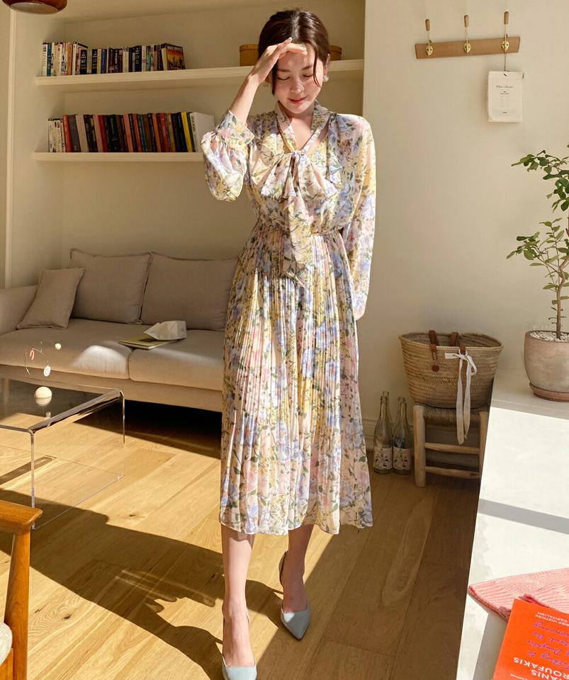 フローラルネックリボンプリーツワンピース・全2色・b66786 レディース 【ops】韓国ファッション ワンピース ロング ロングワンピース 長袖 ネックリボン プリーツ 花柄 フローラル フラワー ロング丈 シンプル 体型カバー フェミニン 春 秋 冬