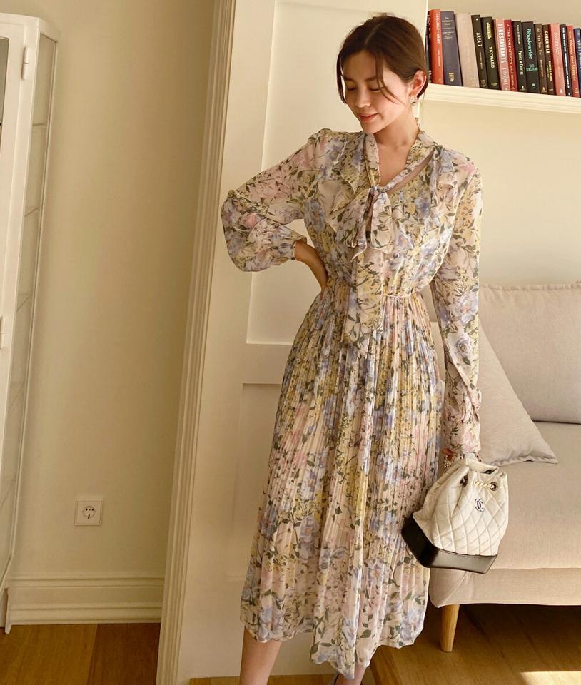 フローラルネックリボンプリーツワンピース・全2色・b66786 レディース 【ops】韓国ファッション ワンピース ロング ロングワンピース 長袖 ネックリボン プリーツ 花柄 フローラル フラワー ロング丈 シンプル 体型カバー フェミニン 春 秋 冬