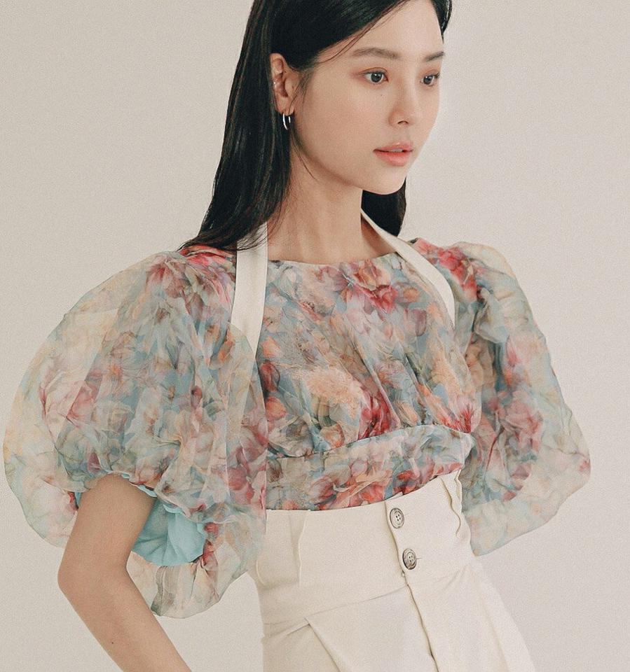 【送料無料】フローラルシフォンブラウス・全1色・a00202 レディース 【bl】ブラウス トップス 花柄 ワイドネック デコルテ 半袖 パフ スリーブ 二の腕カバー アンティーク柄 春 夏 ボリューム きれいめ シフォン 韓国ファッション HIHOLLI