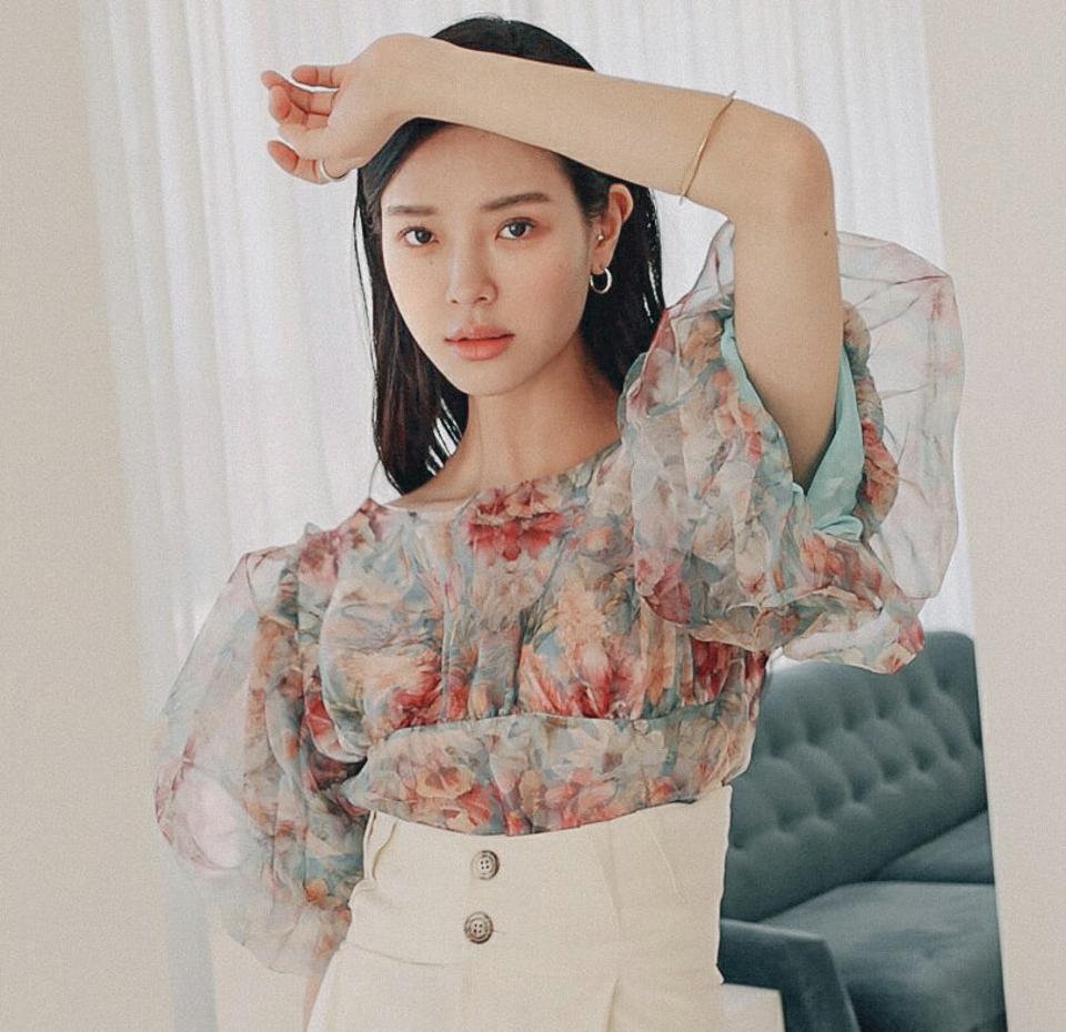 【送料無料】フローラルシフォンブラウス・全1色・a00202 レディース 【bl】ブラウス トップス 花柄 ワイドネック デコルテ 半袖 パフ スリーブ 二の腕カバー アンティーク柄 春 夏 ボリューム きれいめ シフォン 韓国ファッション HIHOLLI