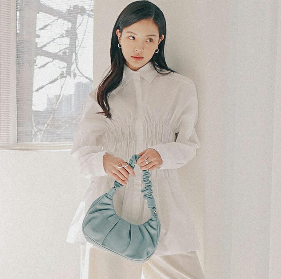 シャーリングスリットロングシャツ・全2色・a00203 レディース 【bl】トップス シャツ 長袖 ロング シャーリング パステル 単色 無地 襟 デコルテ見せ 鎖骨 肩落ち 春 秋 冬 スリム コットン カジュアル 大人 韓国ファッション ハイホリHIHOLLI