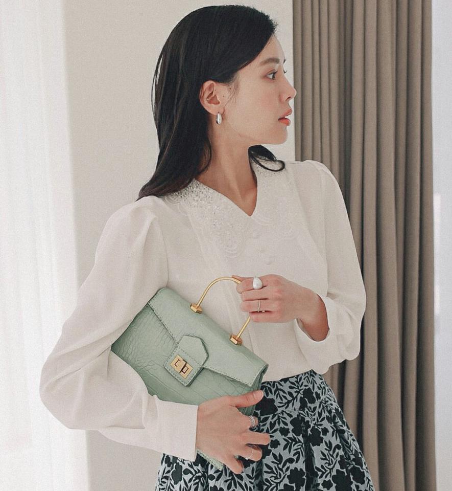 ビーズスカラップカラーブラウス・全3色・b00201 レディース 【bl】ブラウス トップス 単色 無地 襟コン 異素材 ビーズ 長袖 ボタン 春 秋 上品 きれいめ 大人っぽ スパンコール パフ 袖 Vネック パステル 韓国ファッション ハイホリHIHOLLI