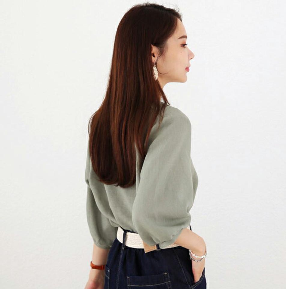 Vネックパフスリーブブラウス・全4色・e71796 レディース 【bl】トップス ブラウス 七分丈 Vネック 単色 シンプル 無地 パフ 袖 スリーブ 春 夏 秋 パステル くすみ 上品 ゆったり フェミニン 韓国ファッション ハイホリHIHOLLI