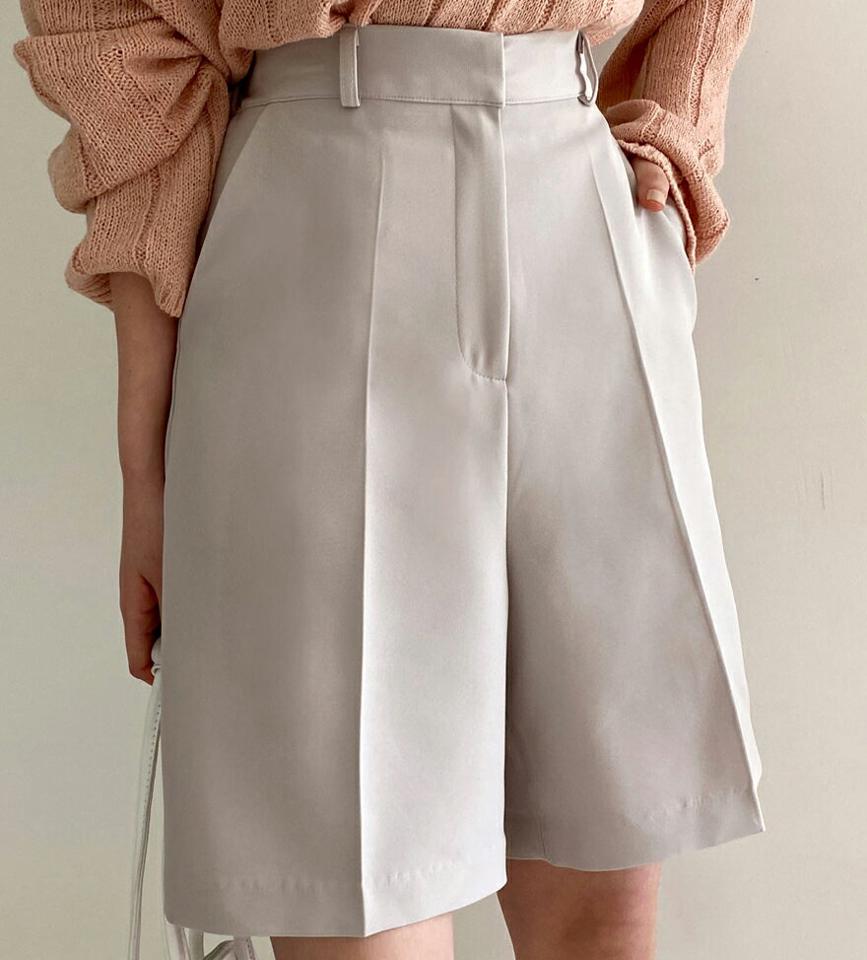 ハーフスラックス・全2色・t00297 レディース 【pt】韓国ファッション ボトムス ハーフ ハーフパンツ ハーフスラックス モダン ハイウエスト センタープレス ハーフ丈 無地 シンプル 足長 美脚 フェミニン カジュアル 春 秋