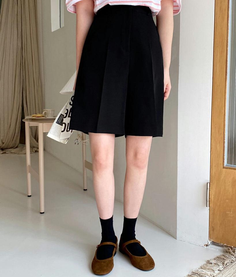 ハーフスラックス・全2色・t00297 レディース 【pt】韓国ファッション ボトムス ハーフ ハーフパンツ ハーフスラックス モダン ハイウエスト センタープレス ハーフ丈 無地 シンプル 足長 美脚 フェミニン カジュアル 春 秋