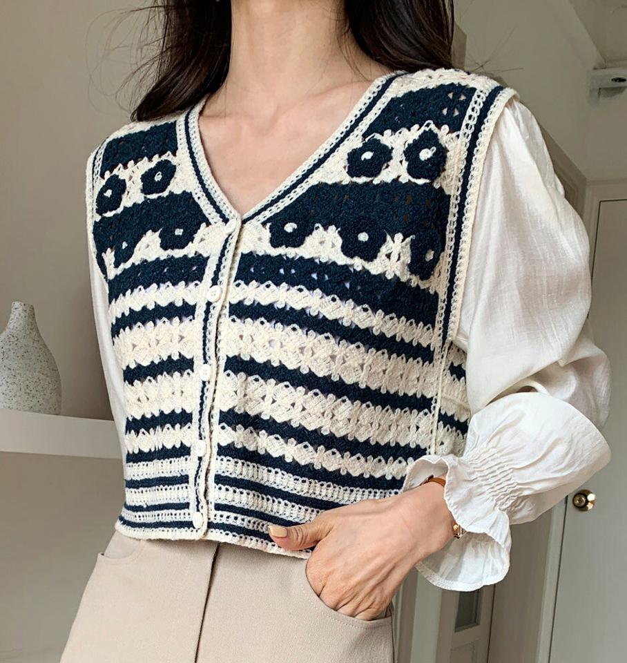 花柄スリーブコントラストニット・全3色・b00305 レディース 【tops】韓国ファッション トップス ニット 大人 長袖 Vネック 花柄 フローラル フラワー クロップド丈 コントラスト かわいい シンプル フェミニン カジュアル 春 秋