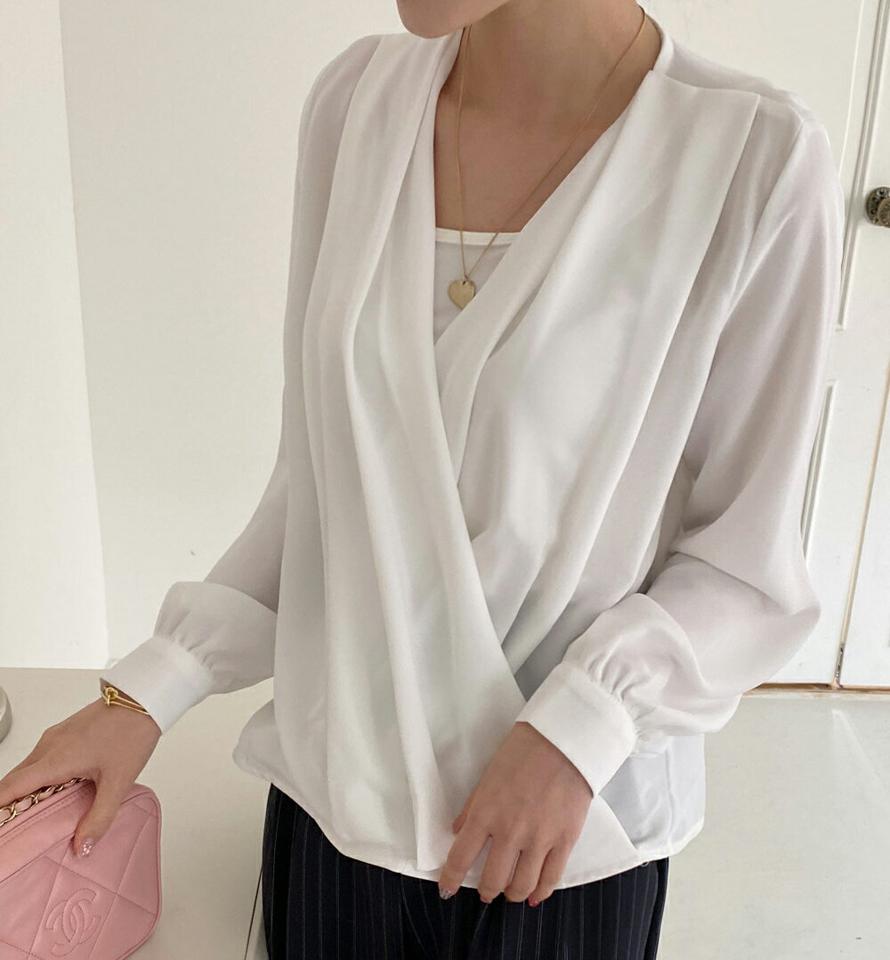 ドレープラップブラウス・全2色・t71928 レディース 【bl】ブラウス トップス 長袖 単色 無地 ラップ風 シフォン Vネック 秋 冬 春 鎖骨 デコルテ見せ ドレープ カフス 上品 フェミニン オフィスカジュアル 韓国ファッション ハイホリHIHOLLI