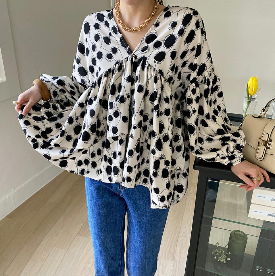 2WAYパターンティアードブラウス・全1色・t71769 レディース 【bl】ブラウス トップス 長袖 Vネック 柄 模様 2WAY ユニーク 秋 冬 ティアード フリル 鎖骨 デコルテ見せ 体型カバー 肩落ち パフ 袖 スリーブ 韓国ファッション ハイホリHIHOLLI