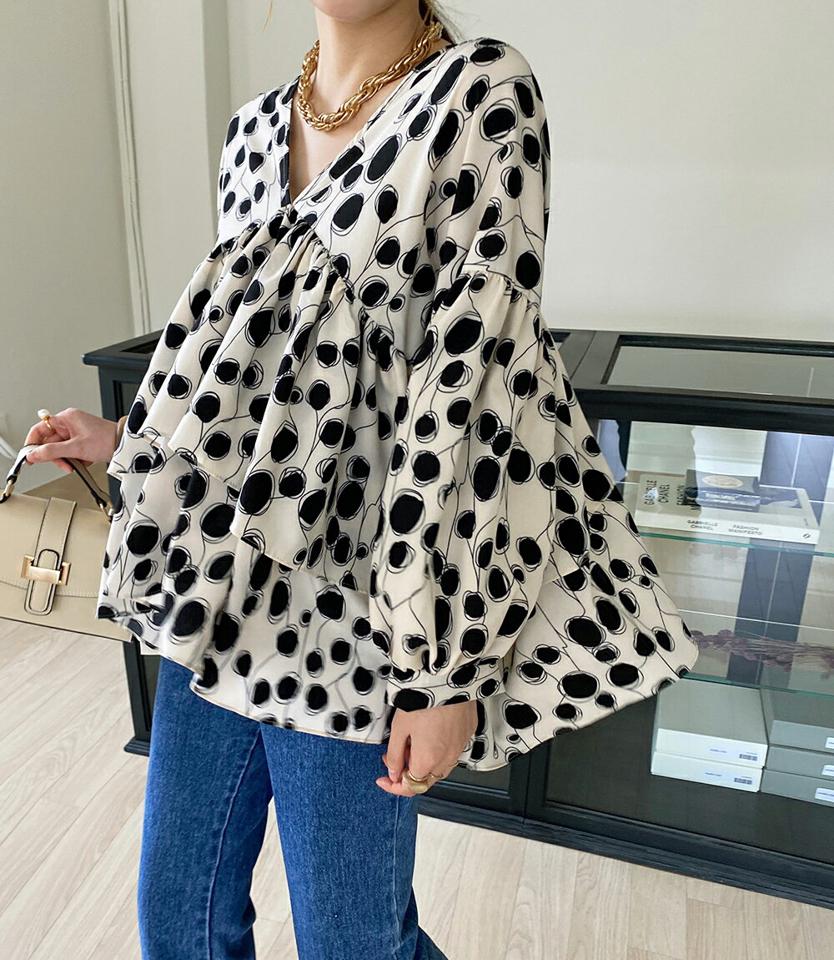 2WAYパターンティアードブラウス・全1色・t71769 レディース 【bl】ブラウス トップス 長袖 Vネック 柄 模様 2WAY ユニーク 秋 冬 ティアード フリル 鎖骨 デコルテ見せ 体型カバー 肩落ち パフ 袖 スリーブ 韓国ファッション ハイホリHIHOLLI