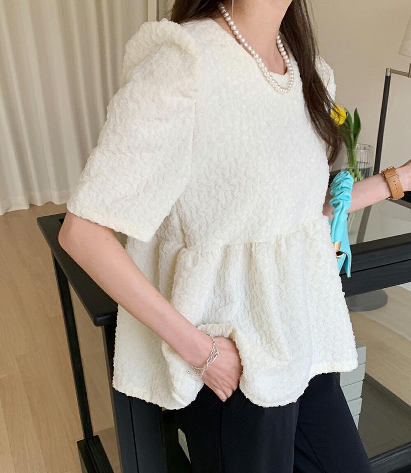 【10%OFF】リンクルペプラムパフブラウス・全2色・t71772 レディース 【bl】ブラウス トップス 半袖 ペプラム パフスリーブ リンクル ギャザー 単色 春 夏 秋 かわいい 可愛い ガーリー 上品 パステル エンボス お腹カバー 韓国ファッション ハイホリHIHOLLI【HS】セール