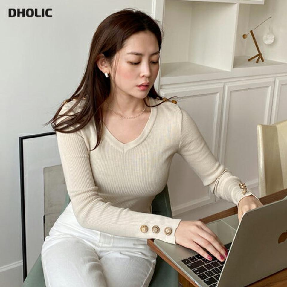 Vネックゴールドボタンニット・全3色・b66809 レディース 【tops】トップス ニット 長袖 Vネック 鎖骨 デコルテ見せ ボタン ゴールド 単色 リブ 無地 シンプル 秋 冬 上品 オフィスカジュアル パステル フェミニン 大人っぽ きれいめ 韓国ファッション