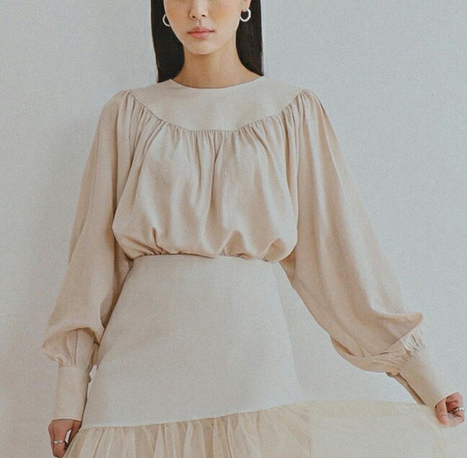 パール調ボタンフレアブラウス・全3色・t00220 レディース 【bl】ブラウス 長袖 トップス 単色 無地 シンプル パールボタン 春 秋 冬 フレア ギャザー ゆったり 上品 パステル オフィスカジュアル 韓国ファッション ハイホリHIHOLLI