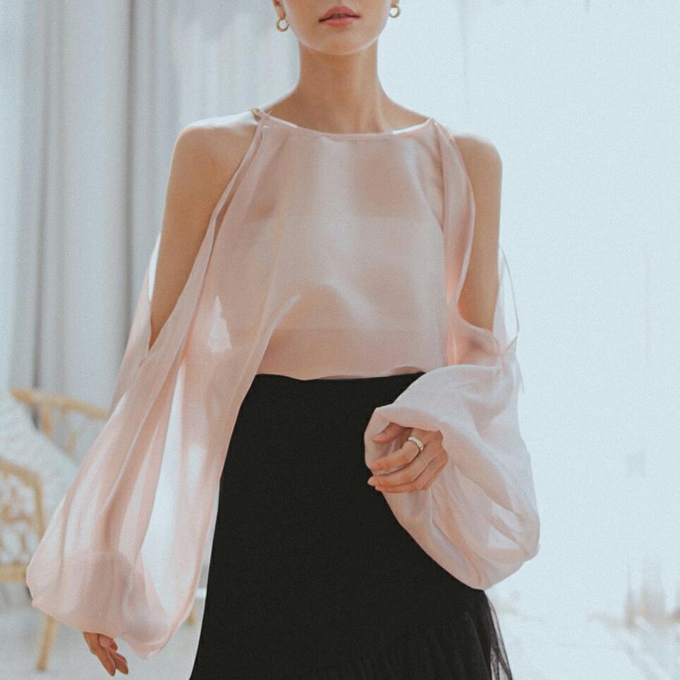 チェーン付シアーオープンショルダーブラウス・全2色・a00224 レディース 【bl】ブラウス 長袖 トップス 単色 無地 シアー 透け感 オープンショルダー 肩出し パステル 春 夏 セクシー フェミニン 大人っぽ 韓国ファッション ハイホリHIHOLLI