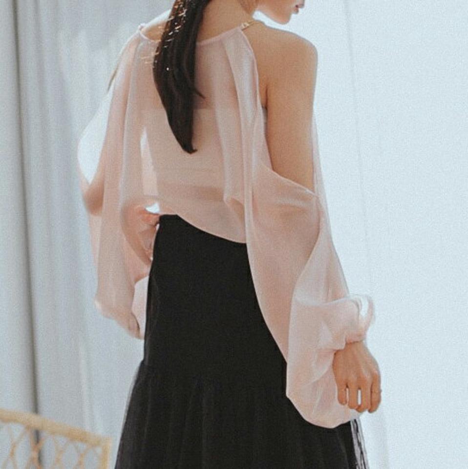 チェーン付シアーオープンショルダーブラウス・全2色・a00224 レディース 【bl】ブラウス 長袖 トップス 単色 無地 シアー 透け感 オープンショルダー 肩出し パステル 春 夏 セクシー フェミニン 大人っぽ 韓国ファッション ハイホリHIHOLLI