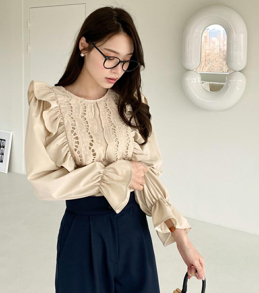 フリルレースブラウス・全2色・b00259 レディース 【bl】ブラウス 長袖 フリル レース 柄 模様 単色 華やか 春 秋 パステル ラブリー 上品 ガーリー スリット ギャザー フェミニン かわいい 可愛い 韓国ファッション ハイホリHIHOLLI