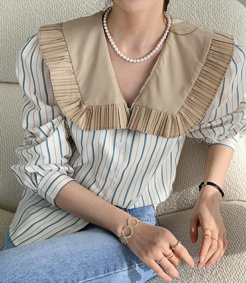 プリーツカラーストライプブラウス・全2色・t00260 レディース 【bl】ブラウス トップス 長袖 襟コン 襟 ストライプ 柄 プリーツ 配色 Vネック 鎖骨 デコルテ見せ パフスリーブ フェミニン カジュアル ユニーク 春 秋 韓国ファッション ハイホリHIHOLLI