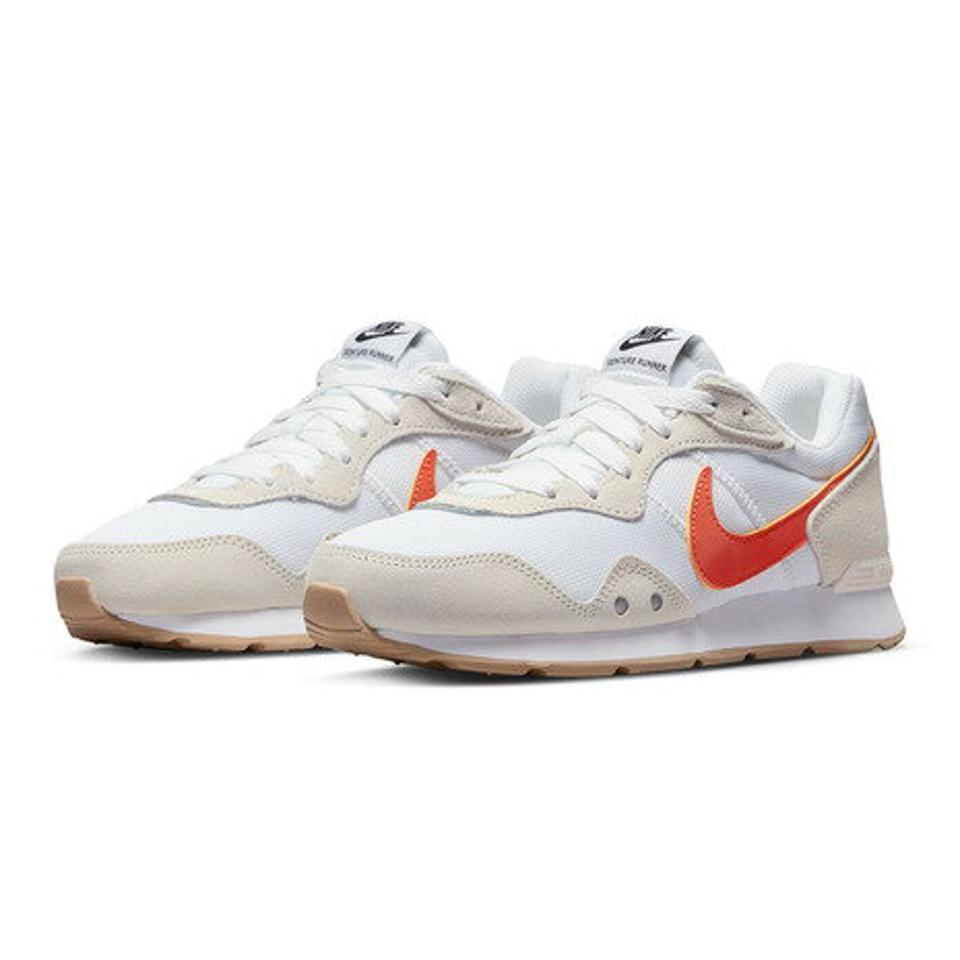 【10/26 10:00〜10/28 23:59迄 エントリー＆対象3店舗買い回りで最大P10倍！】ナイキ（NIKE） ベンチャー ランナー ホワイト オレンジ CK2948-109 スニーカー スポーツシューズ カジュアル 運動 靴 通勤 通学 シンプル （レディース）