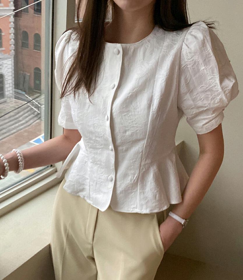 テクスチャーフレアくるみボタンブラウス・全2色・b71804 レディース 【bl】トップス ブラウス 半袖 パフスリーブ パフ袖 くるみボタン フレアトップス 単色 無地 シンプル フェミニン 綿 コットン タック 春 夏 韓国ファッション ハイホリHIHOLLI