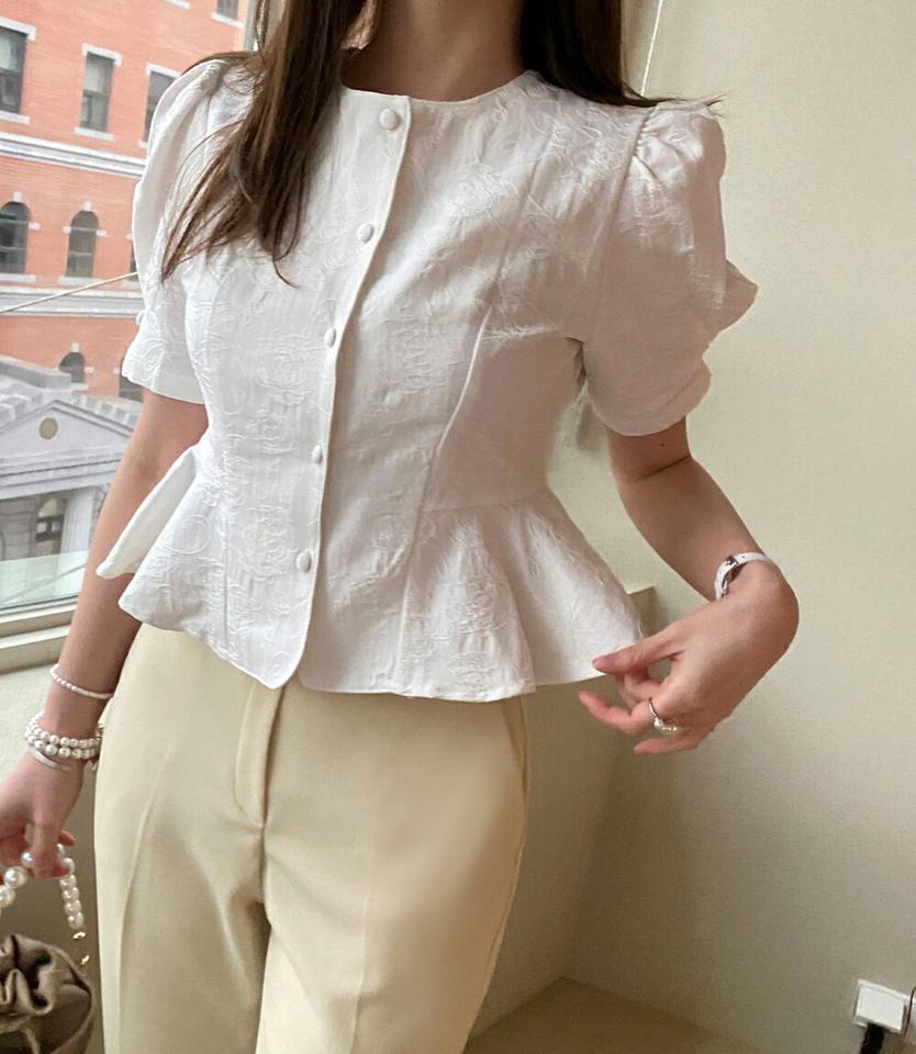 テクスチャーフレアくるみボタンブラウス・全2色・b71804 レディース 【bl】トップス ブラウス 半袖 パフスリーブ パフ袖 くるみボタン フレアトップス 単色 無地 シンプル フェミニン 綿 コットン タック 春 夏 韓国ファッション ハイホリHIHOLLI