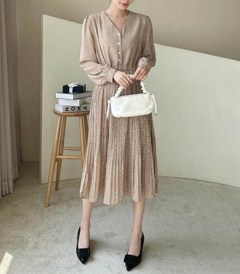 ドットプリーツストリングワンピース・全3色・b71974 レディース 【ops】ワンピース 長袖 ロング 丈 ドット 柄 模様 パフスリーブ パフ袖 Vネック 鎖骨 デコルテ フレア ストリング プリーツ 春 夏 秋 フェミニン 韓国ファッション ハイホリHIHOLLI
