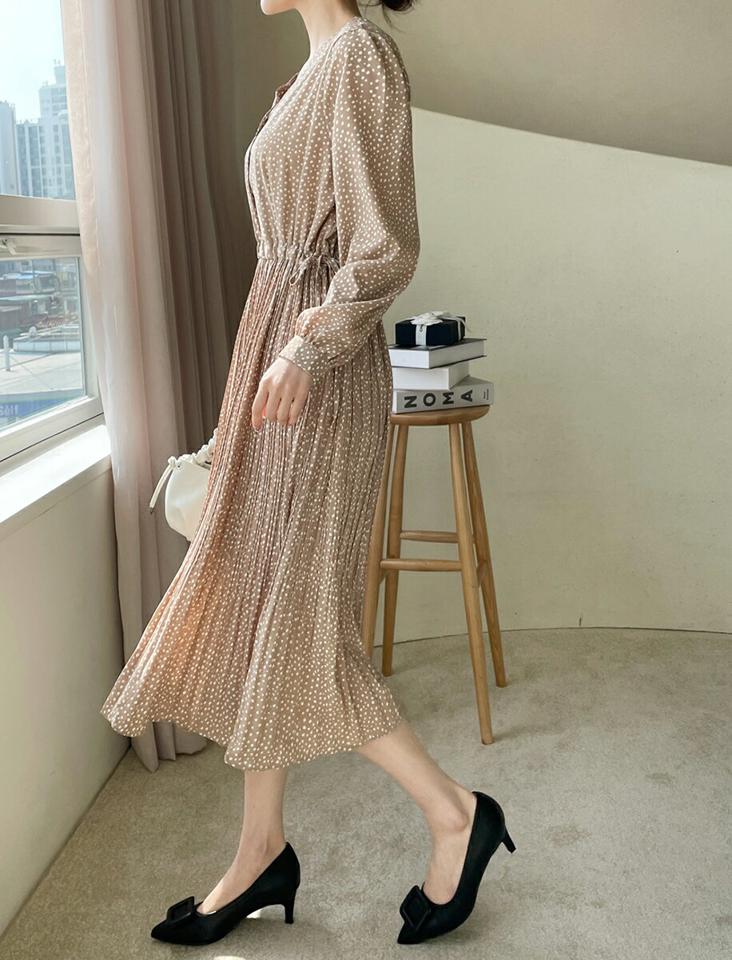 ドットプリーツストリングワンピース・全3色・b71974 レディース 【ops】ワンピース 長袖 ロング 丈 ドット 柄 模様 パフスリーブ パフ袖 Vネック 鎖骨 デコルテ フレア ストリング プリーツ 春 夏 秋 フェミニン 韓国ファッション ハイホリHIHOLLI
