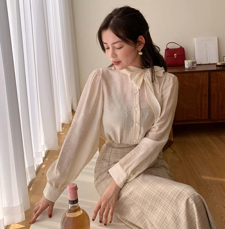 ネックリボンシアーブラウス・全4色・t00323 レディース 【bl】韓国ファッション トップス ブラウス 長袖 バンドカラー ネックリボン シアー 光沢 透け感 パフスリーブ ギャザー シンプル カジュアル フェミニン デイリー 春 秋