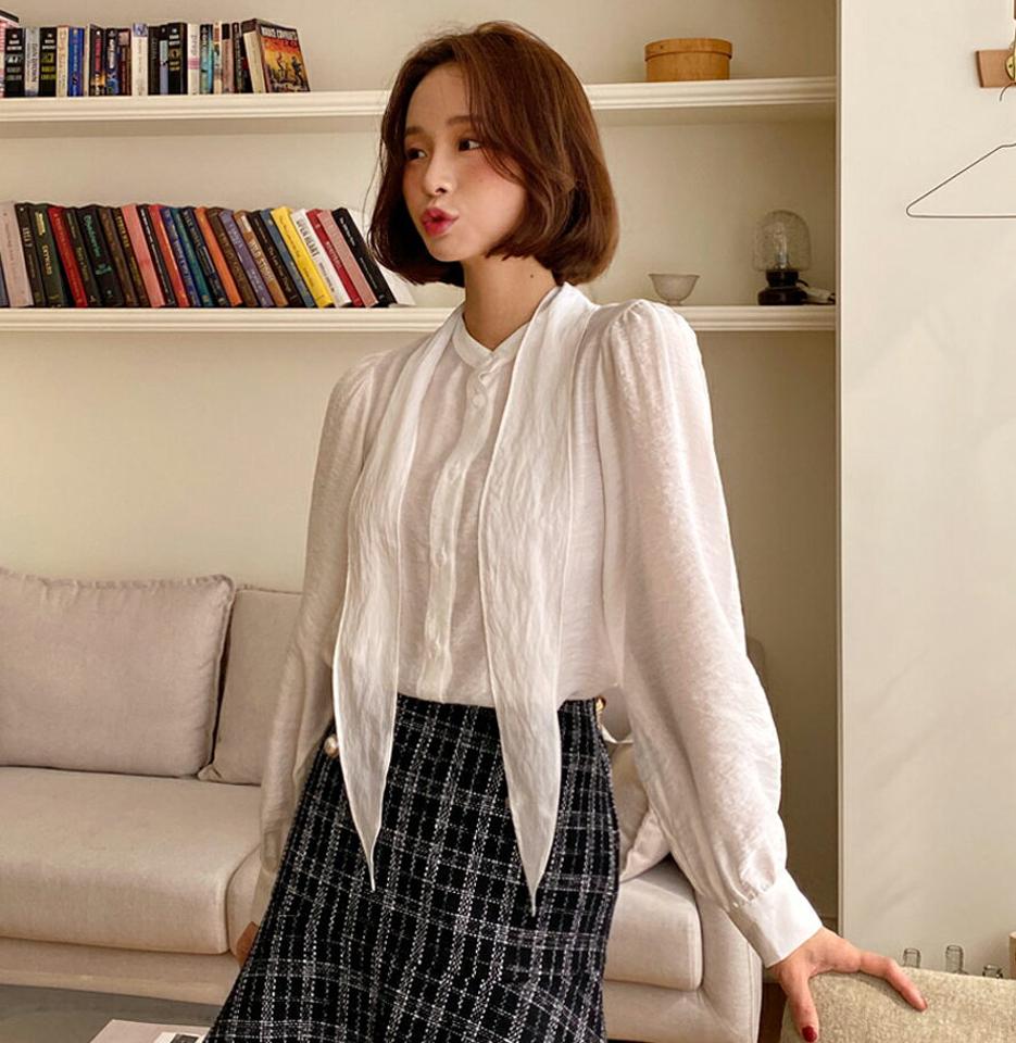 ネックリボンシアーブラウス・全4色・t00323 レディース 【bl】韓国ファッション トップス ブラウス 長袖 バンドカラー ネックリボン シアー 光沢 透け感 パフスリーブ ギャザー シンプル カジュアル フェミニン デイリー 春 秋